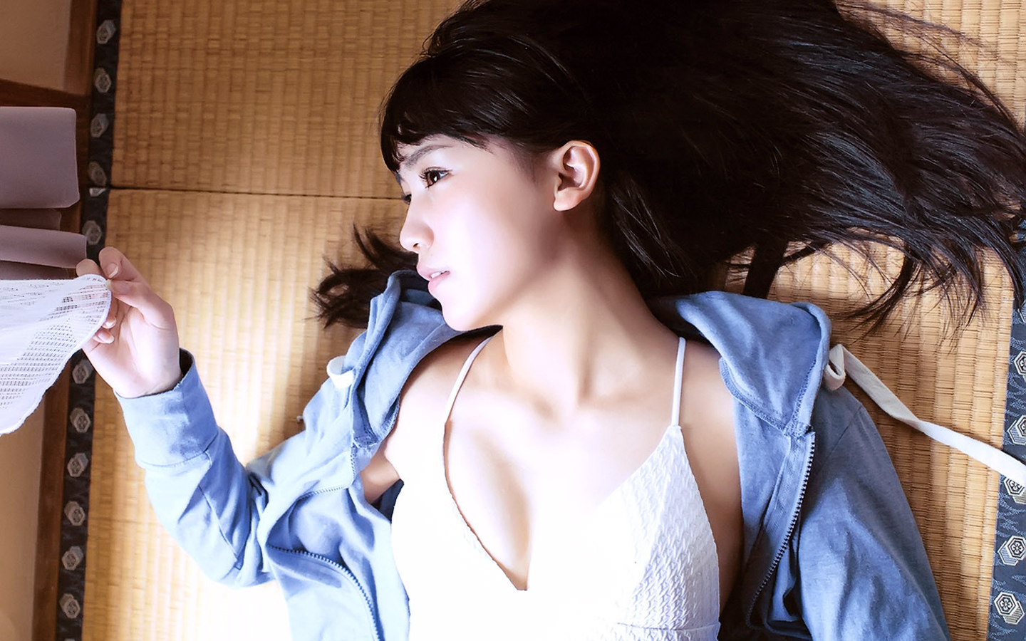 畳の上で寝転がっている小嶋真子の画像♪